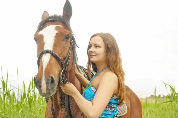 Meisje in een zomer jurk in een veld — Stockfoto