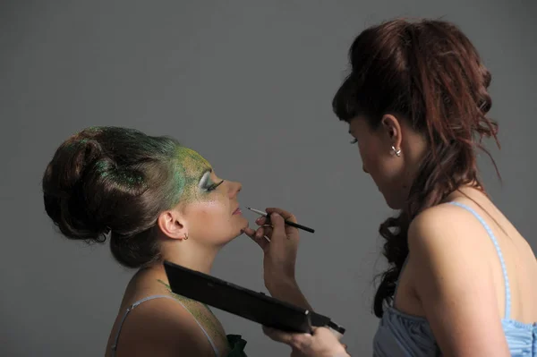 Stylista dělá make-up model — Stock fotografie