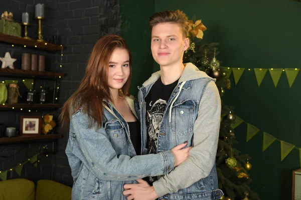 Young couple in love at the Christmas tree in Christmas — ストック写真