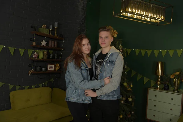 Young couple in love at the Christmas tree in Christmas — 스톡 사진