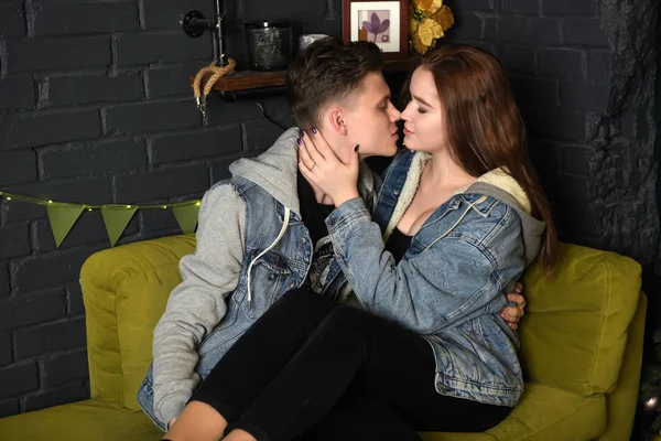 Beautiful young couple in love — Stock Photo, Image