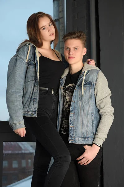 Młoda para w dżinsach kurtki razem — Zdjęcie stockowe