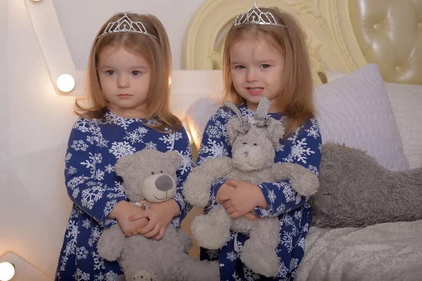 Petites jumelles en robes bleues avec des ours en peluche à la main — Photo