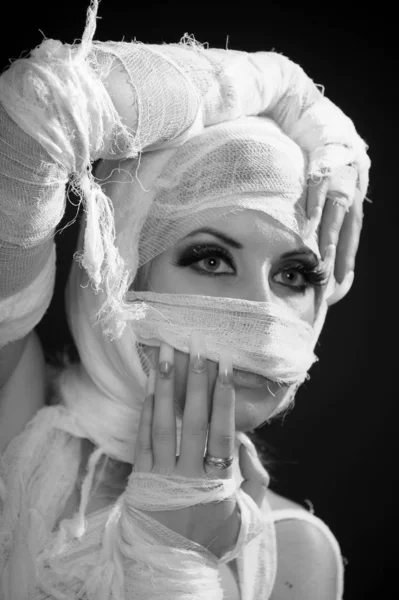 Flicka i bandage mumie foto — Stockfoto