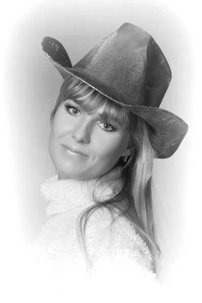 Lang haar blond in een studio op een blauwe achtergrond in een hoed — Stockfoto