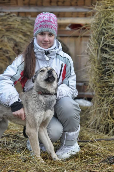 Ragazza in abiti invernali con un cane — Foto Stock