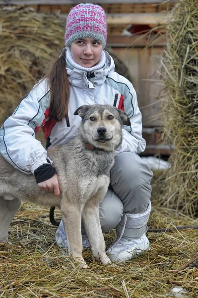 Ragazza in abiti invernali con un cane — Foto Stock