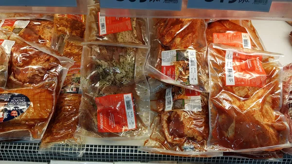 Filetes de res en un estante de supermercado —  Fotos de Stock