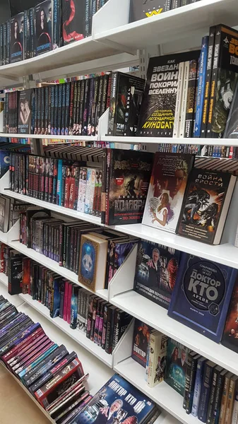 Boeken op de planken van een boekwinkel — Stockfoto