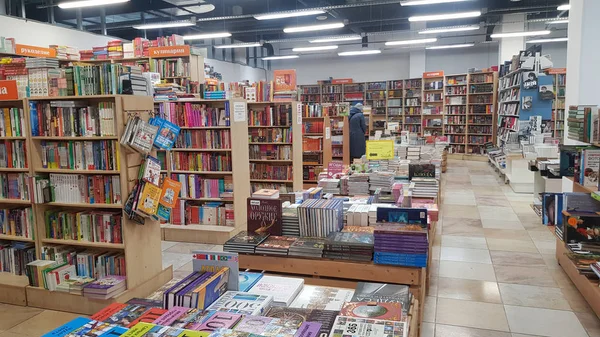 Knihy na policích knihkupectví — Stock fotografie