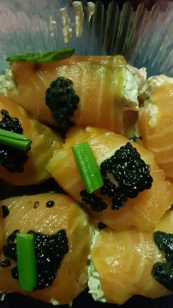 Rotoli di pesce rosso con caviale — Foto Stock