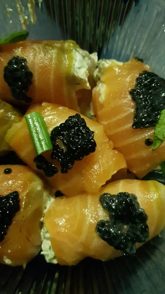 Rollos de pescado rojo con caviar —  Fotos de Stock