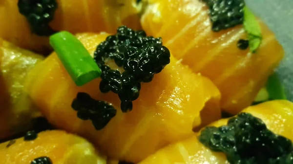 Rouleaux de poisson rouge avec caviar — Photo