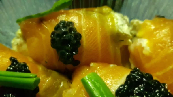Rouleaux de poisson rouge avec caviar — Photo
