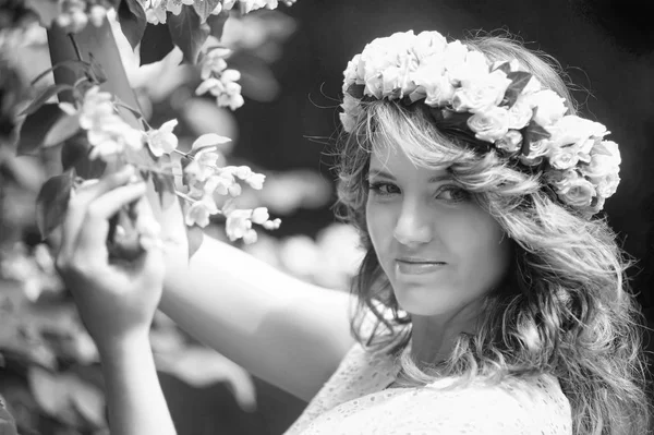 Chica al lado de un árbol floreciente. Morena, frescura . — Foto de Stock