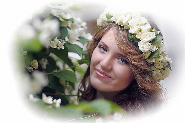 Girl next to a flowering tree. Brunette, freshness. — Stock Photo, Image