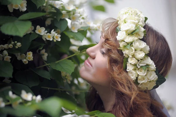 Girl next to a flowering tree. Brunette, freshness. — Stock Photo, Image