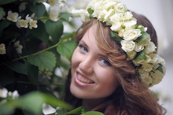 Ragazza accanto a un albero fiorito. Bruna, freschezza . — Foto Stock