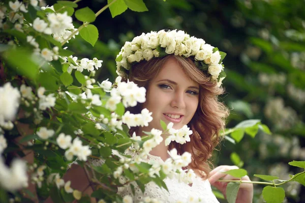 Girl next to a flowering tree. Brunette, freshness. — Stock Photo, Image