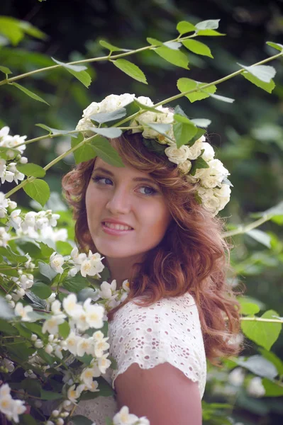 Girl next to a flowering tree. Brunette, freshness. — 스톡 사진