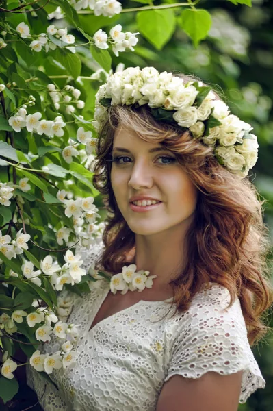 Girl next to a flowering tree. Brunette, freshness. — Stock Photo, Image