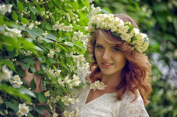 Girl next to a flowering tree. Brunette, freshness. — Stock Photo, Image