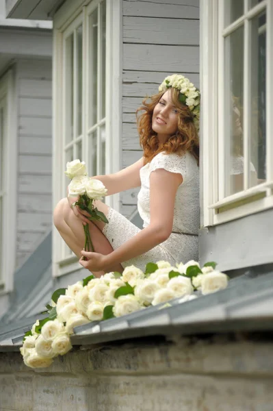Portrait of a beautiful woman with a bouquet of white roses. — Stock Photo, Image
