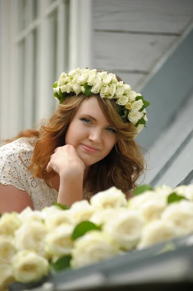 Портрет красивої жінки з букетом білих троянд . — стокове фото