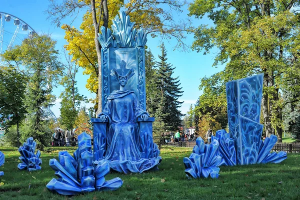Скульптура Сніжної Королеви у дитячому парку розваг. — стокове фото