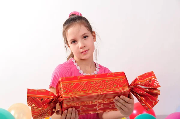 Девушка в розовом в студии с огромными конфетами — стоковое фото
