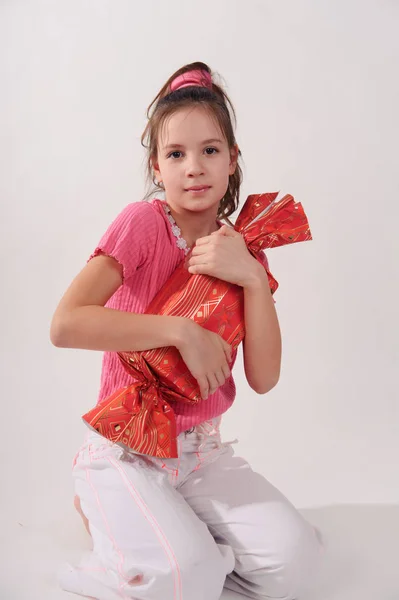 Girl in pink in the studio with a huge candy — Stockfoto