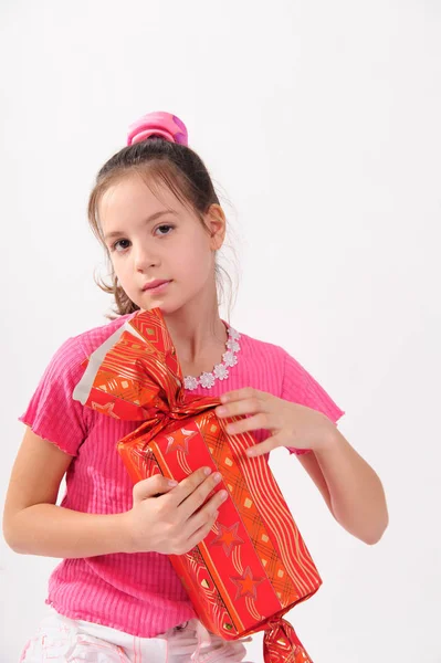 一个粉红女孩在工作室里拿着一个巨大的糖果 — 图库照片