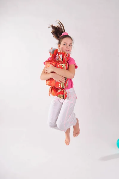 Menina em rosa no estúdio com um enorme doce — Fotografia de Stock
