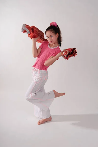 Dívka v růžové ve studiu s obrovskými bonbóny — Stock fotografie