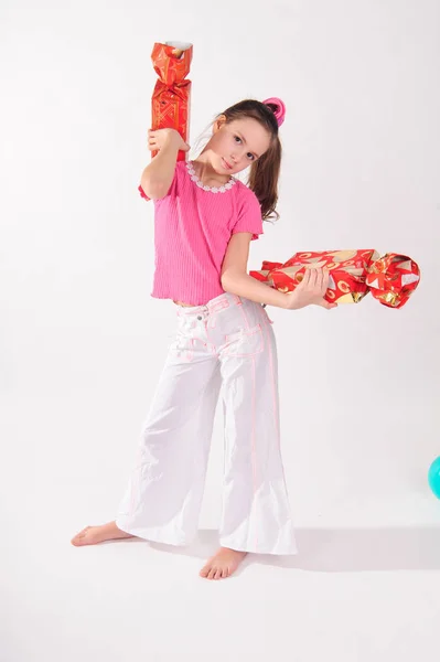 Ragazza in rosa in studio con una caramella enorme — Foto Stock