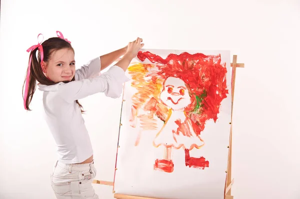 Ragazza bambino lacrime un disegno , — Foto Stock