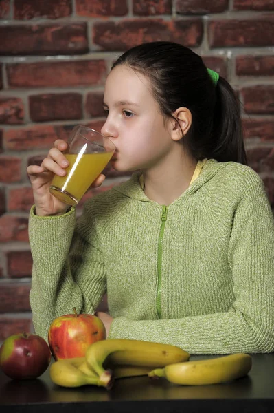 Menina com suco de laranja e frutas , — Fotografia de Stock