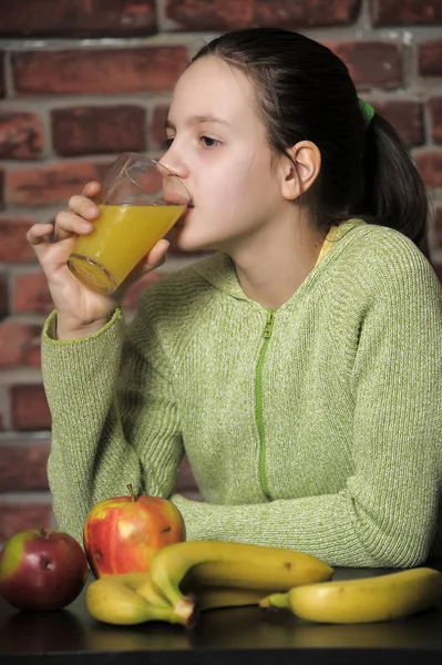 Meisje met sinaasappelsap en fruit, — Stockfoto