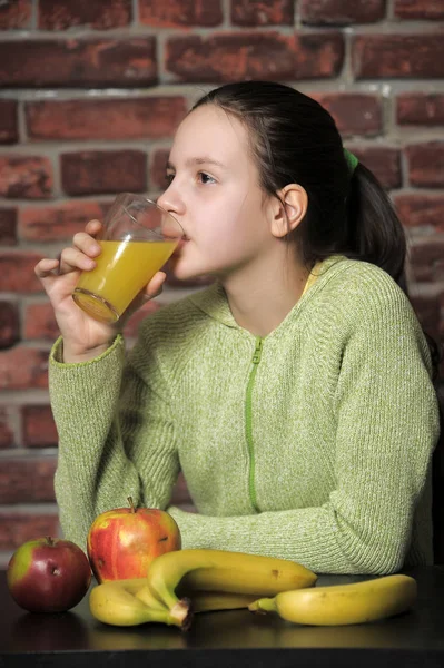 Menina com suco de laranja e frutas , — Fotografia de Stock