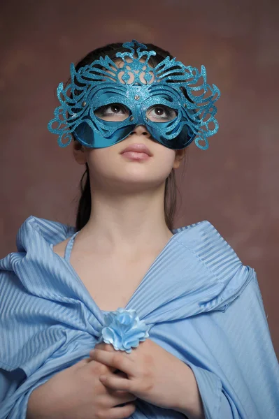 Mädchen im blauen Vintage-Kleid mit Maske — Stockfoto