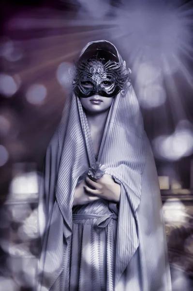 女の子で青ヴィンテージドレスとともにマスク — ストック写真