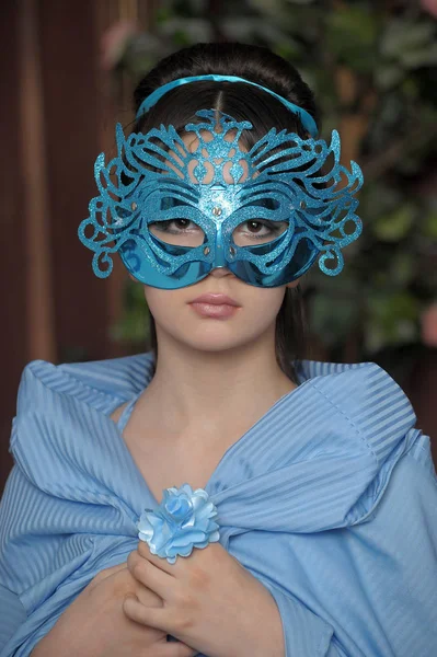 Mädchen im blauen Vintage-Kleid mit Maske — Stockfoto