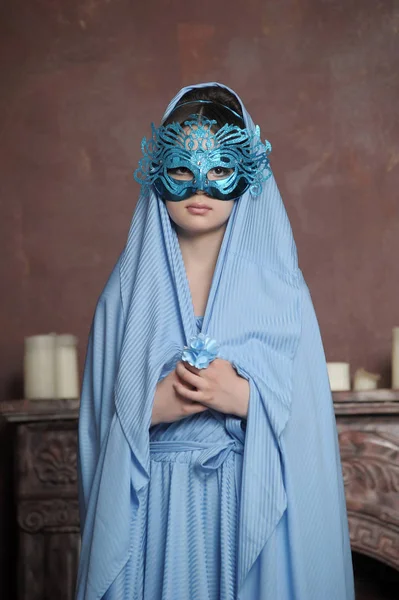 Дівчина в синій вінтажній сукні з маскою — стокове фото