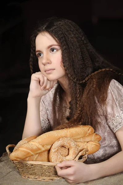 Brunetka s košíkem s rolkami a bagely — Stock fotografie