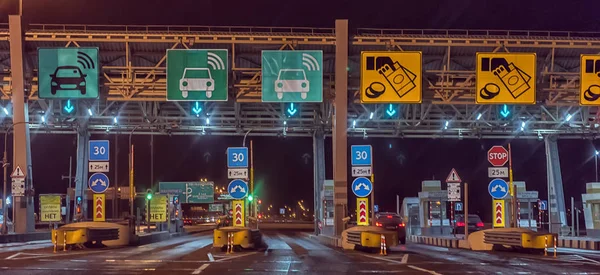 Eine Mautstelle an der Schnellstraße — Stockfoto