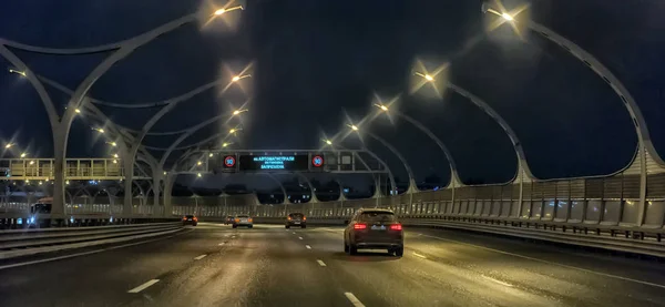 Autos in der Nacht auf einer Schnellstraße — Stockfoto