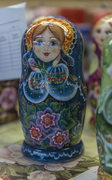 Lalki Matryoshka w sklepie Khokhloma na sprzedaż — Zdjęcie stockowe