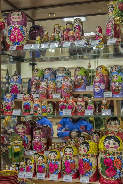 Bambole matrioska nel negozio Khokhloma in vendita — Foto Stock