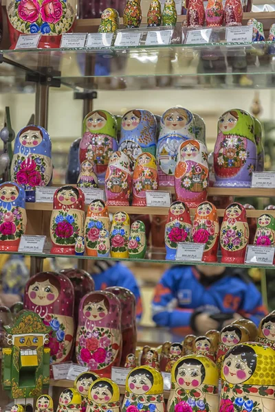 Matryoshka dolls in the Khokhloma store for sale — 스톡 사진