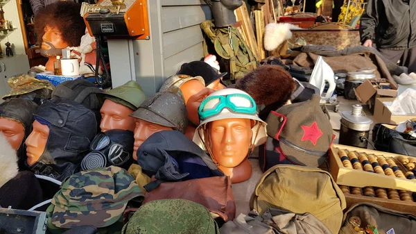 Cascos de diferentes tiempos en el mercado de pulgas — Foto de Stock